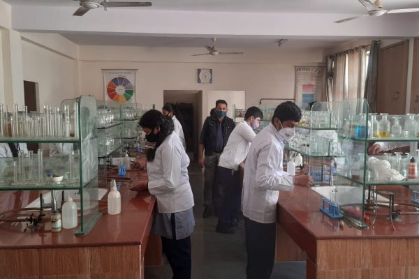 Chemistry Lab -kerala-school-mayur-vihar (1)
