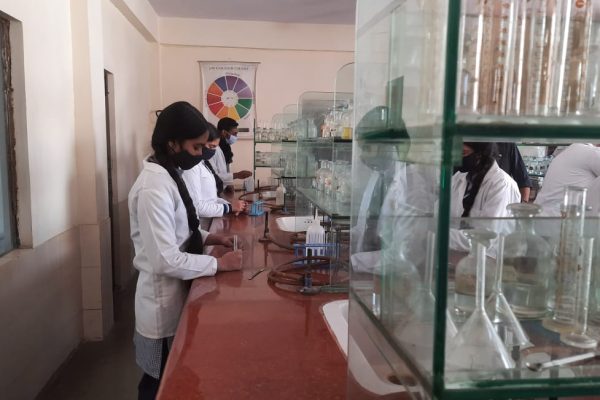 Chemistry Lab -kerala-school-mayur-vihar (5)
